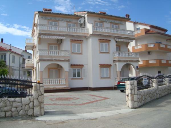 Apartmani Ruzarija Раб Екстер'єр фото